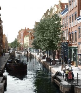 A Rotterdam canal in 1904. Note the narrowboat on the left, just chillaxin'